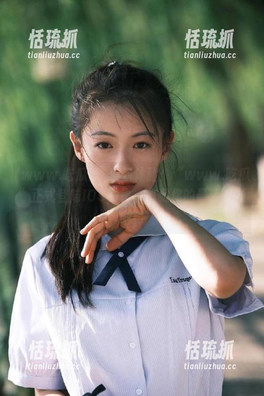 www.吃瓜 吃瓜新体验:“www.吃瓜”正式登陆IOS,快来收藏你的最爱话题吧!